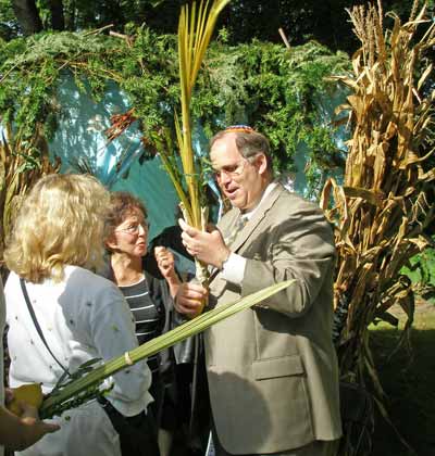 Rabbi explaining the Sukkah