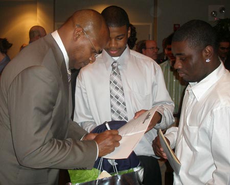 Cleveland Browns Kevin Mack signing autographs (photos by Debbie Hanson)