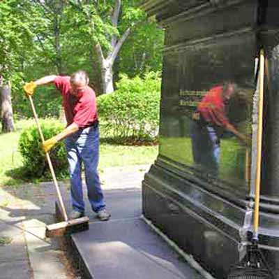 Dieter Meinke cleaning in front of the Goethe Schiller statue