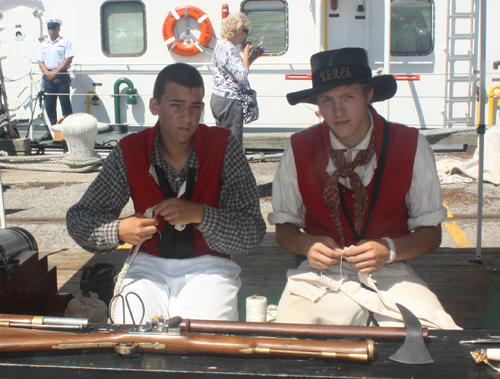 War of 1812 uniforms and rifles