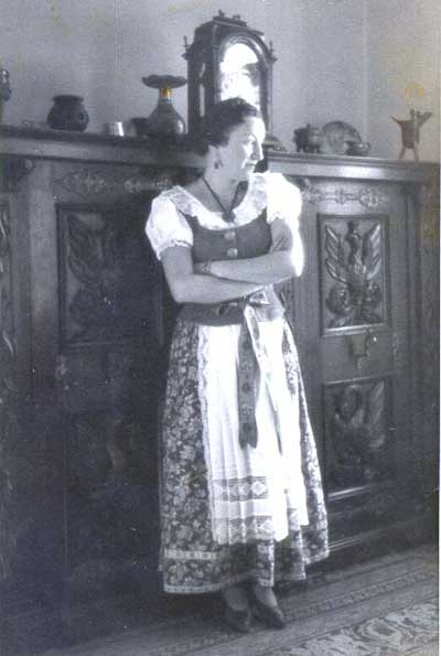 George Weidinger's mother in their Vienna apartment in 1938