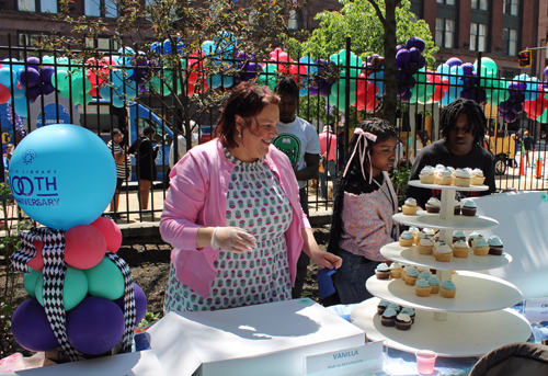 Celebrating the 100th anniversary - cupcakes