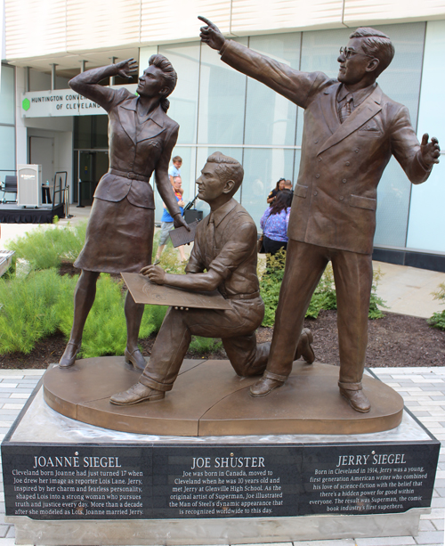 Siegel and Shuster statue in Superman Plaza