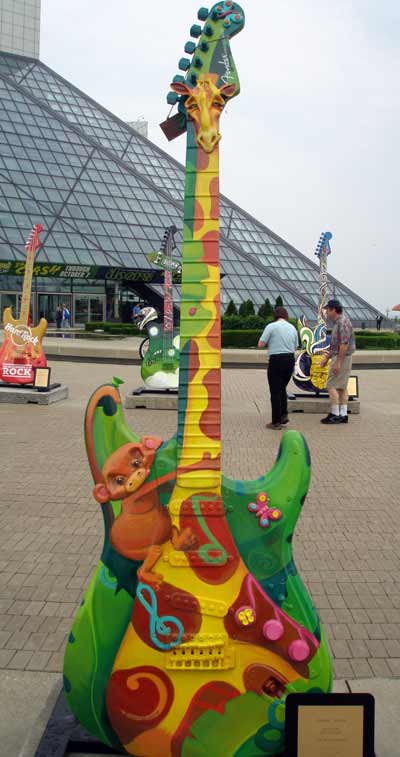 Jamming Jiraffe Giraffe Guitar at Guitarmania