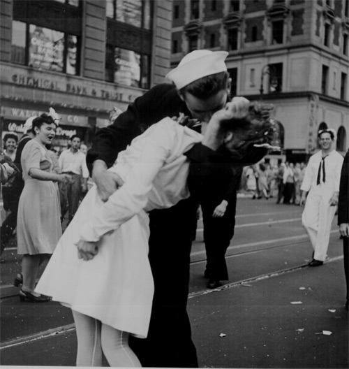 1945 V-J Day kiss in Times Square