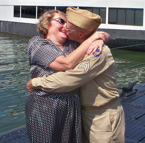 Sheila Barnes and Alan Winkler VJ-Day kiss