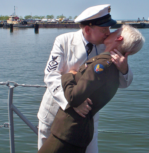 Scott Harmon and Ann Johnson V-J day kiss