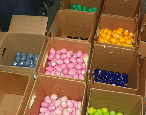 Colored eggsheels in boxes at Eggshelland