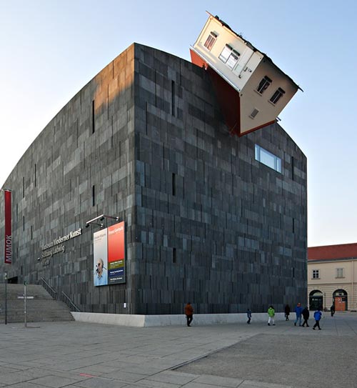 Erwin Wurm: House Attack (Viena, Austria)