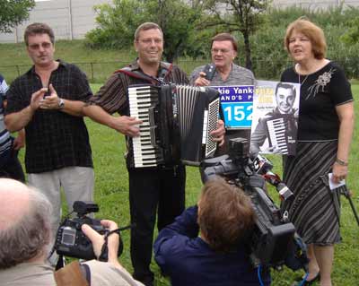 Bob Yankovic (Frank's son), accordionist Bob Kravos (Frank's grand-nephew), radio host Tony Petkovsek and Cecilia Dolgan lead a singalong of 